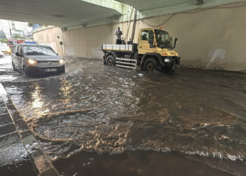 İstanbul'da sağanak; Zincirlikuyu'da alt geçit su içinde kaldı-1