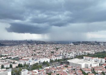 İstanbul'da gökyüzü kara bulutla kaplandı / Dron görüntüsüyle