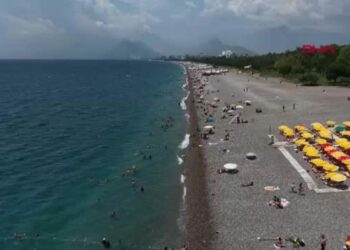 Antalya'da az bulutlu havada sahiller doldu