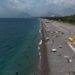 Antalya'da az bulutlu havada sahiller doldu