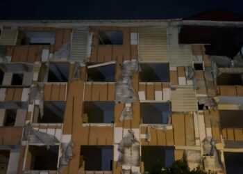 Kartal'da tahliye edilen 5 katlı binanın balkonları ve duvarı çöktü