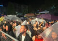 Semicenk konserine gelenler sağanak yağmura rağmen alandan ayrılmadı