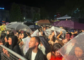 Semicenk konserine gelenler sağanak yağmura rağmen alandan ayrılmadı