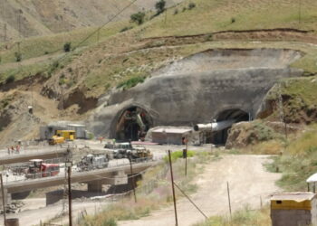 Yüksekova'da 4 bin 566 metrelik T2 tüneli hızla tamamlanıyor