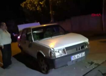 Önce park halindeki 2 araca, ardından karşı yönden gelen otomobile çarptı
