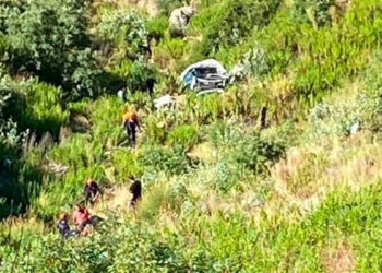 Antalya'da kamyonet, uçuruma yuvarlandı; aynı aileden 5 kişi öldü, 2 yaralı