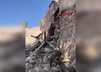 Gercüş’te, metruk evin yıkımı sırasında iş makinesi devrildi