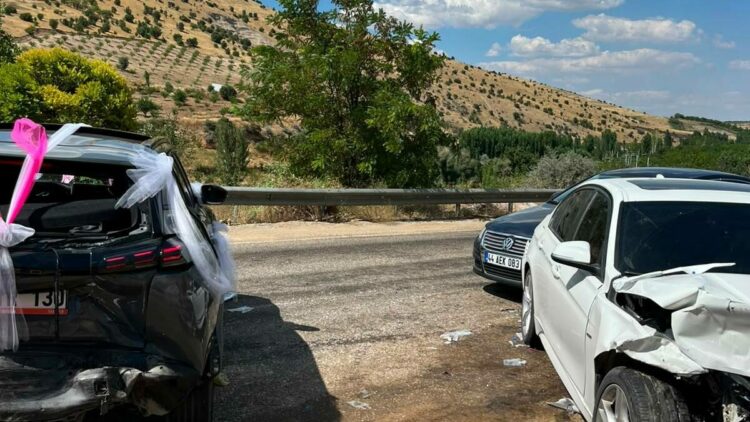 Malatya'da düğün konvoyunda zincirleme kaza; 4 yaralı