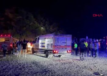 Tunceli’de otomobil takla atıp Munzur Nehri’ne düştü: 2 yaralı