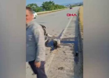 Bursa'da takla atan otomobil karşı şeritten gelen ciple çarpıştı: 2 yaralı