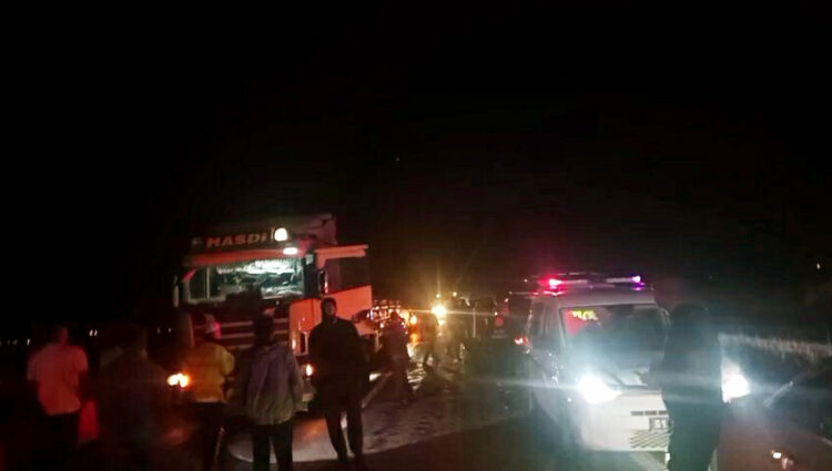 Kayseri yolunda traktörle çarpışan kamyonet alev aldı: 3 yaralı