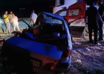 Minibüs ile çarpışan otomobilin sürücüsü öldü