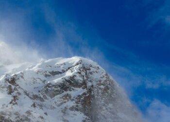 Elbruz Dağı'nda kar fırtınası nedeniyle 5 dağcı hayatını kaybetti