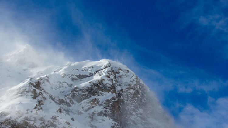 Elbruz Dağı'nda kar fırtınası nedeniyle 5 dağcı hayatını kaybetti