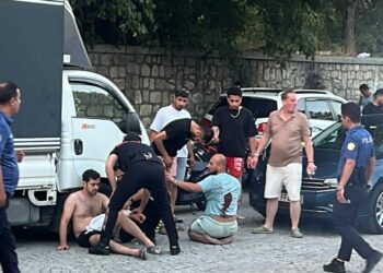 Kağıthane’de trafikte yol verme kavgasında 4 kişiyi bıçakladı; polis havaya ateş açtı