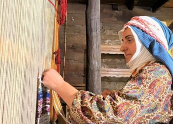 10 yıldır poşetleri kumaşa dönüştürüyor