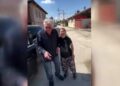 Yolunu şaşıran oyuncu Erdal Özyağcılar’a yolu tarif edip, mavi yumurta verdi