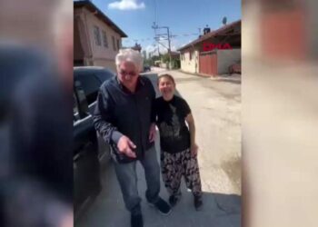Yolunu şaşıran oyuncu Erdal Özyağcılar’a yolu tarif edip, mavi yumurta verdi