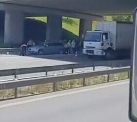 Küçükçekmece'de otomobile arkadan çarpan motosikletli hayatını kaybetti