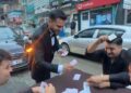 Harçlık için gelin arabasının önünü kesip, yolun ortasında iskambil oynadılar
