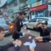 Harçlık için gelin arabasının önünü kesip, yolun ortasında iskambil oynadılar