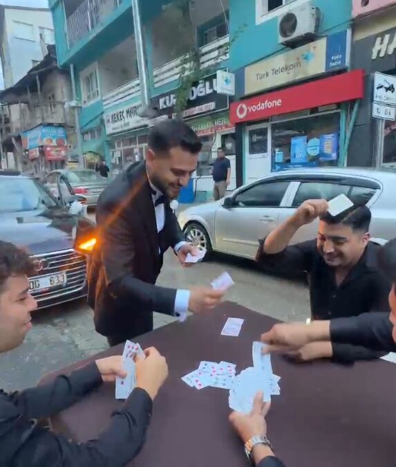 Harçlık için gelin arabasının önünü kesip, yolun ortasında iskambil oynadılar