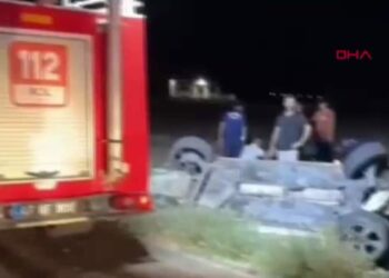 Sulama kanalına devrilen otomobilde 3 kişi yaralandı