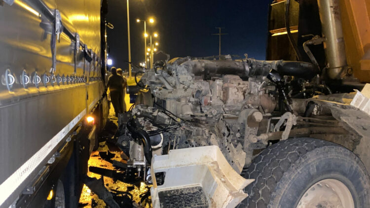 TIR'la çarpışan hafriyat kamyonun kupa kısmı koptu, şoförü yaralandı