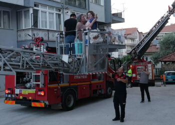 Apartmandaki yangında mahsur kalanlar, merdivenli araçla kurtarıldı