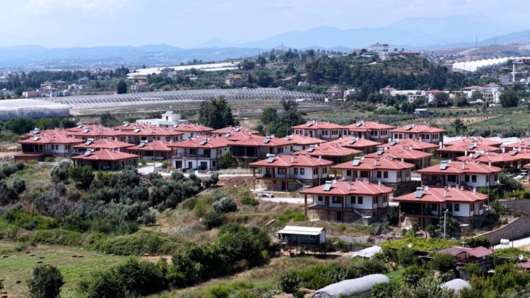 Bakan Kurum, Manavgat'ta yangın sonrası inşa edilen evleri paylaştı