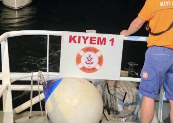 Bozcaada açıklarında sürüklenen tekne kurtarıldı