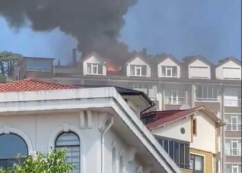 Apartmanın çatısı alev alev yandı