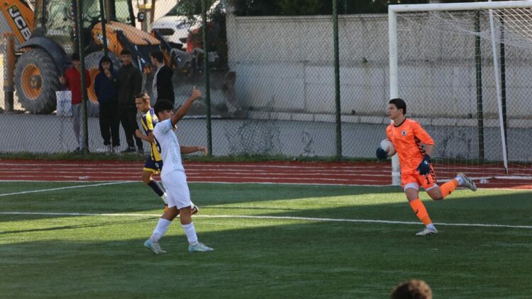 Menemen FK'da kaleci Alp profesyonel oldu