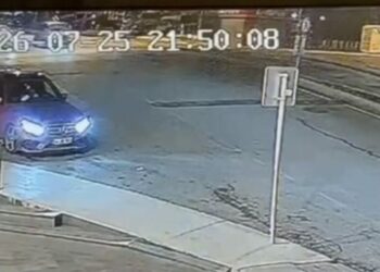 Beylikdüzü'nde motosikletle otomobil çarpan 2 çocuk ağır yaralandı; kaza anı kamerada
