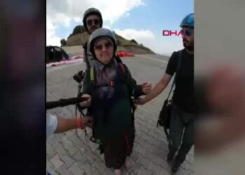 Kayseri’de 77 yaşındaki kadın, yamaç paraşütü yaptı