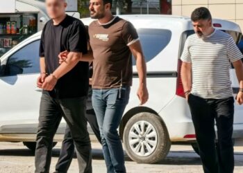 Arkadaşını silahla tehdit edip, başkasına olan borcunu ödeten şüpheli yakalandı