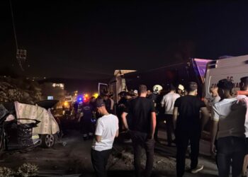 Mardin'de otomobil ile kamyon çarpıştı: 2 ölü, 6 yaralı