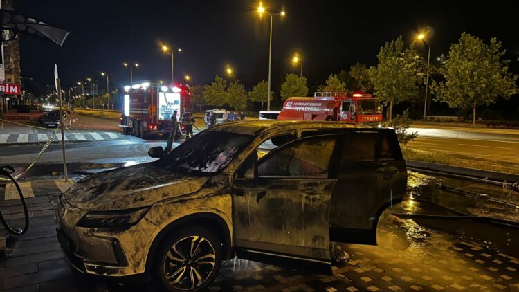 Kayseri’de şarj istasyonunda elektrikli otomobil alev aldı; o anlar kamerada