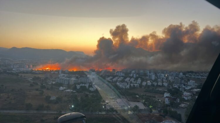 Mersin'de yerleşim yeri yakınında çıkan yangın, büyümeden kontrol alltına alındı