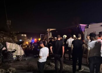Mardin'de otomobil ile kamyonun çarpıştığı kazada ölü sayısı 3'e yükseldi