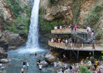 30 metreden dökülen Karaçay Saklı Şelalesi'nde yaz serinliği