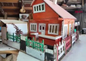 Geri dönüşüm malzemeleriyle minyatür eserler yapıyor