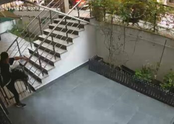 Avcılar'da evine giren şüpheliyi yakalayıp çantasını aradı; hırsızlık yaparken suçüstü yakalandı