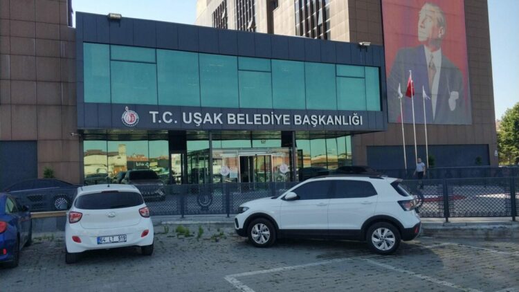 Uşak’ta belediyede sigortalı gösterilip Özkan Yalım’ın işletmelerinde çalışan 17 kişiye gözaltı