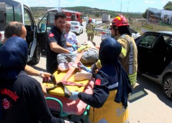 Pendik’te iki otomobilin karıştığı kazada 1'i çocuk 2 kişi yaralandı