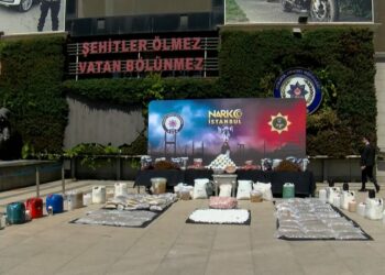 İstanbul'da operasyonlarda ele geçirilen 1 ton 163 kilogram uyuşturucu emniyette sergilendi