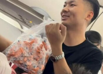 Çinli baba, ağlayan bebeği için uçakta yolculara kulak tıkacı dağıttı