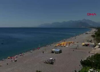 Antalya'da sıcak hava bunalttı