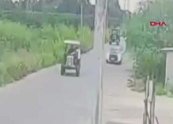Traktör ile çarpışan cip şarampole yuvarlandı: 4 yaralı