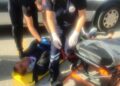 Minibüsle çarpışan motosikletli yaralandı; kaza kask kamerasında